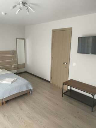 Гостиница Yeiskwind Ейск 3-местный номер улучшенный семейный с 1 двуспальной кроватью-10