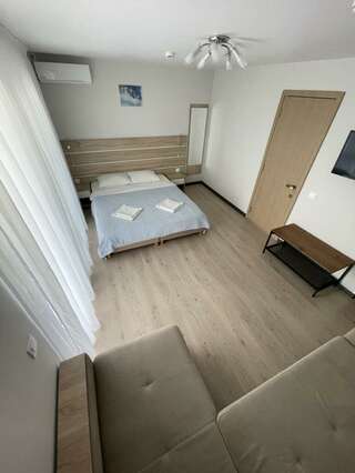 Гостиница Yeiskwind Ейск 3-местный номер улучшенный семейный с 1 двуспальной кроватью-5