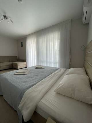 Гостиница Yeiskwind Ейск 3-местный номер улучшенный семейный с 1 двуспальной кроватью-4