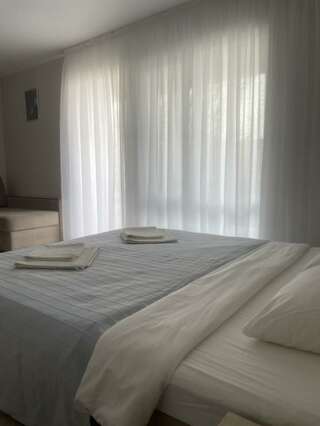 Гостиница Yeiskwind Ейск 3-местный номер улучшенный семейный с 1 двуспальной кроватью-8