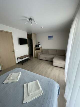 Гостиница Yeiskwind Ейск 3-местный номер улучшенный семейный с 1 двуспальной кроватью-7